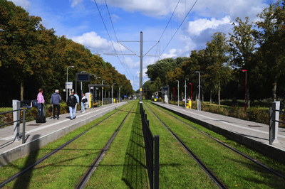 900329 Gezicht op de tramhalte Stadion Galgenwaard aan de Weg tot de Wetenschap te Utrecht.